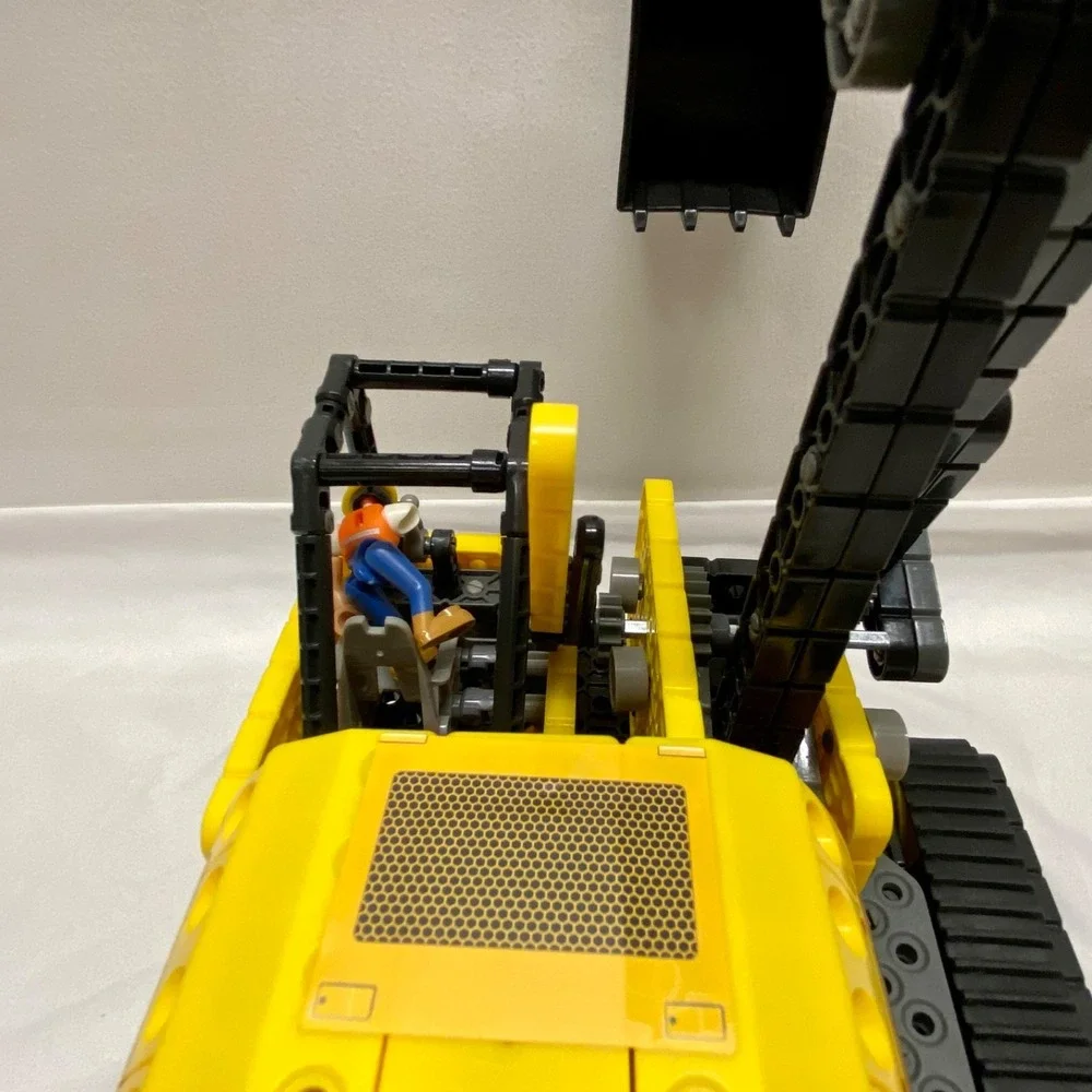 LEGO Technic Excavator Vexcon VIQ-1208 + 3 Worker Men Missing Limbs No Manuals